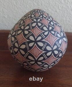 Beautiful Geometric Seed Pot Jemez Pueblo Native American Signed MM Toya