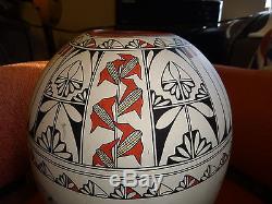 Beautiful Vase by Aztec Native American Indian Lawrence Vargas Signed Rare