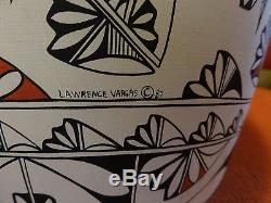 Beautiful Vase by Aztec Native American Indian Lawrence Vargas Signed Rare