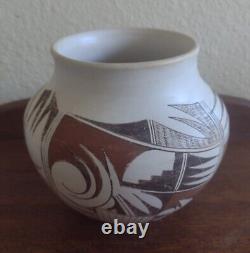 Beautiful Vintage Signed L. Navasie Hopi Polychrome Pottery Native American