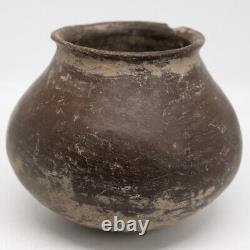 C. 1900 Antique Small Native American Indian Brown Pottery Jar / Pot