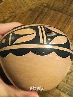 Carol grace Loretto c. G. Jemez Pueblo Native American pottery vase New Mexico