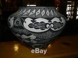 Dylene Victorino Extra Large Fine Line Handcoiled Acoma Olla! Beautiful Painting