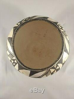 Gorgeous NATIVE american ACOMA, handmade Pottery, White /Black Pattern, rear as is