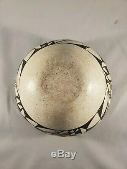 Gorgeous NATIVE american ACOMA, handmade Pottery, White /Black Pattern, rear as is