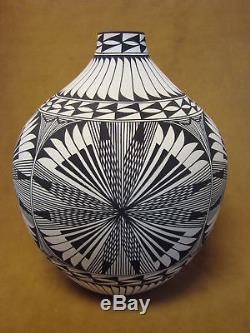 Native American Acoma Fine Line Pot Hand Painted by Corrine Chino! Fine Line PT4