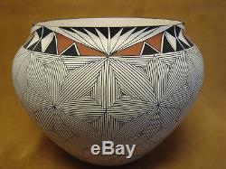 Native American Acoma Fine Line Pot Hand Painted by D. Malie! Fine Line