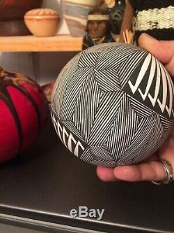 Native American Acoma Pottery. Fine Line Seed Pot