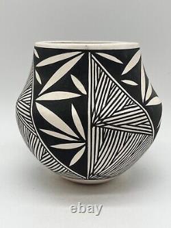 Native American Acoma Pottery vase Darla Davis