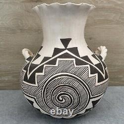 Native American Pottery Acoma Pueblo Regina Leno-Shutiva Large Fine Line Vase
