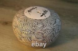 Native American Pottery Signed Acoma Pueblo Fine Line Seed Pot By Carrie Charlie