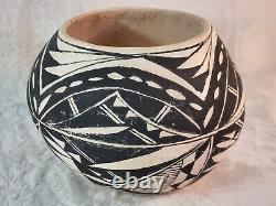 Native American Pottery Vintage Black On White Acoma Jar Signed P. Juanico