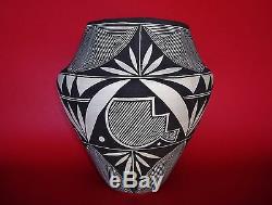 Native American Traditional Hand-Coiled Egg-Shell Acoma Olla Jar signed S. S