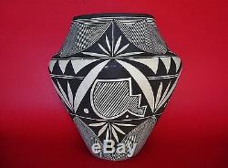 Native American Traditional Hand-Coiled Egg-Shell Acoma Olla Jar signed S. S