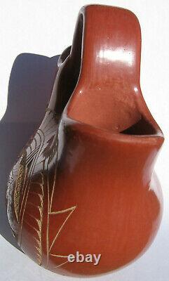 Native American pottery V. Tafoya Jemez a Sgraffito wedding vase, hummingbird