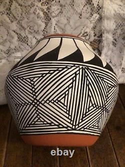 R Poncho Acoma New Mexico Native American Pot Geometric Feather Collectible