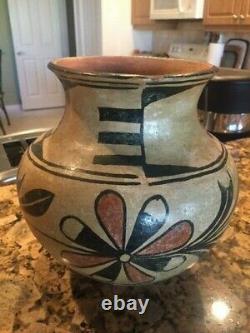 Santo Domingo Native American pueblo indian pottery 9 tall vase