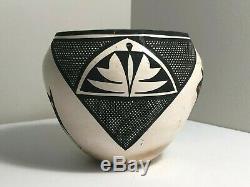 Signed Acoma Pueblo Pottery Native American Indian Deer Pot Bowl Vase W Garcia