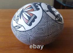 Small Acoma Native American seed pot vase signed A. Concho