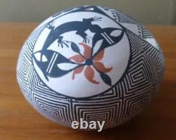 Small Acoma Native American seed pot vase signed A. Concho
