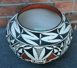 Southwest Native American Acoma Pueblo Pottery, Large Olla SIgned Della Chavez