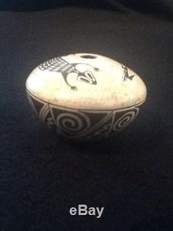 Sylvia Naha Feather Woman Hopi vase pot lizard in excellent condition