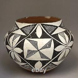Vintage Native American Acoma Pottery Vessel 7 High